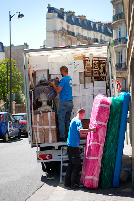 camion déménagement cartons pleins